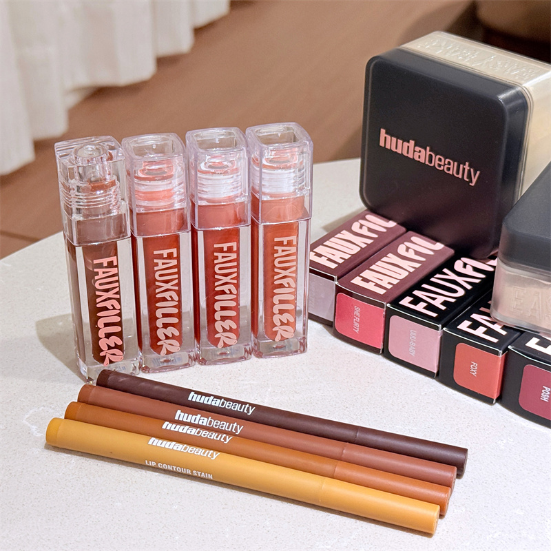 Huda Beauty Makeup Bag - HudaBeauty Faux Filler Błyszczący, nieklejący się