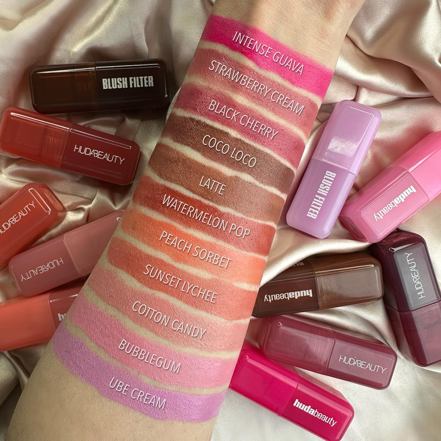 Kremowy róż do policzków i ust – Huda Beauty Makeup Bag recenzja i cena