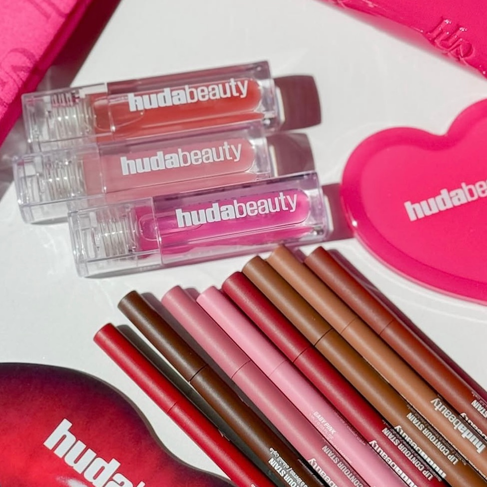 Gorący, rzadki błyszczyk do us – Huda Beauty Makeup Bag recenzja i cena
